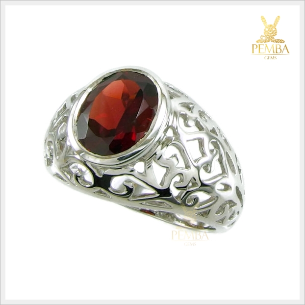 แหวนโกเมนแท้ เงินแท้ ชุบทองคำขาว ฉลุลายอย่างสวยงาม ใส่เสริมอำนาจบารมี