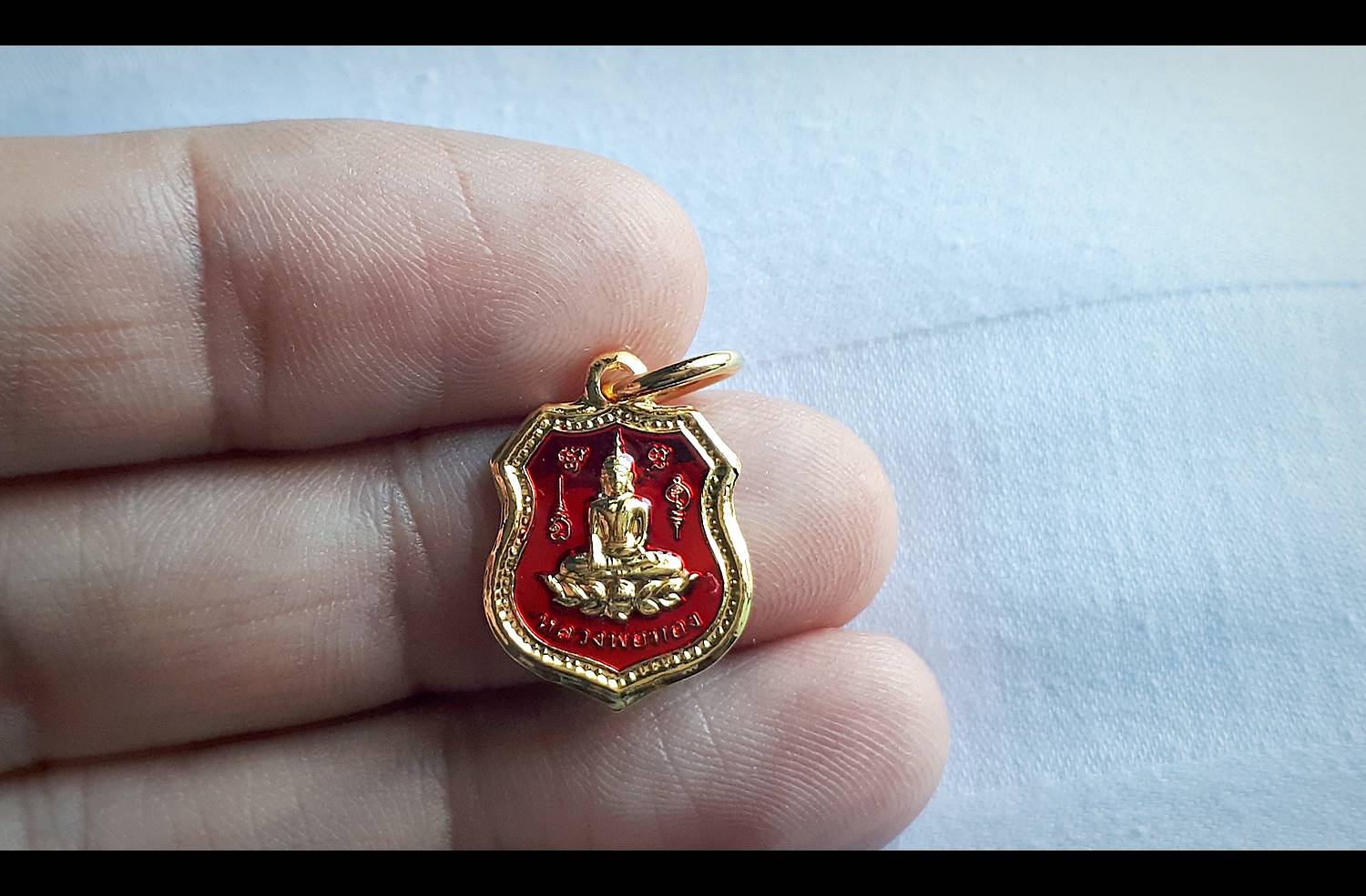 เหรียญหลวงพ่อทอง วัดเขาตะเครา (เหรียญเม็ดแตง จิ๋ว ทรงโลห์) เนื้อกระไหล่ทอง ลงยาสีแดง ปี2555-2556 (ออกจากปลุกเสกแล้วจากวัดเขาตะเครา)