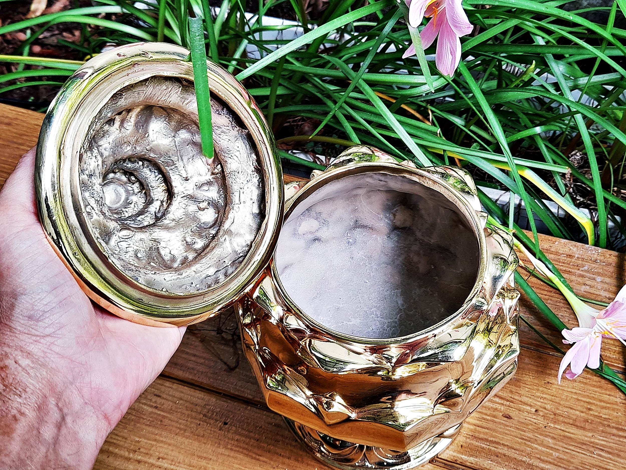 โถ้บาตร ทำน้ำมนต์ ทรงดอกบัวตูมใหญ่ เนื้อทองเหลือง ขัดเงา (ด้านในเคลือบด้วยเนื้อเทียน)