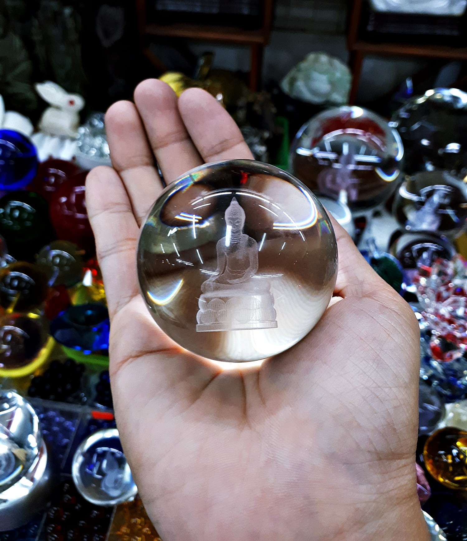 ลูกแก้วใส ลายพระพุทธรูป 3มิติ ขนาด 2 นิ้ว ครึ่ง (6 เซนติเมตร ซม. cm Centimeter) พร้อมฐานคริสตัลดอกบัว