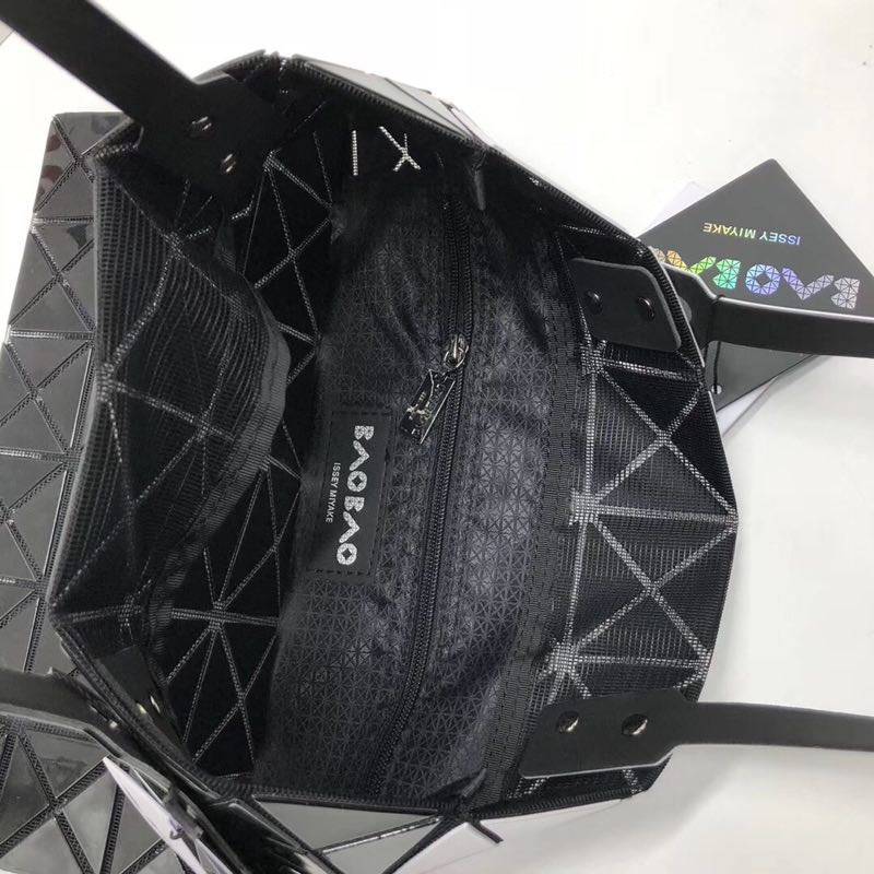 กระเป๋า issey 6x6 two tone มีสองสีในใบเดียวด้านละสี มีหลายสี