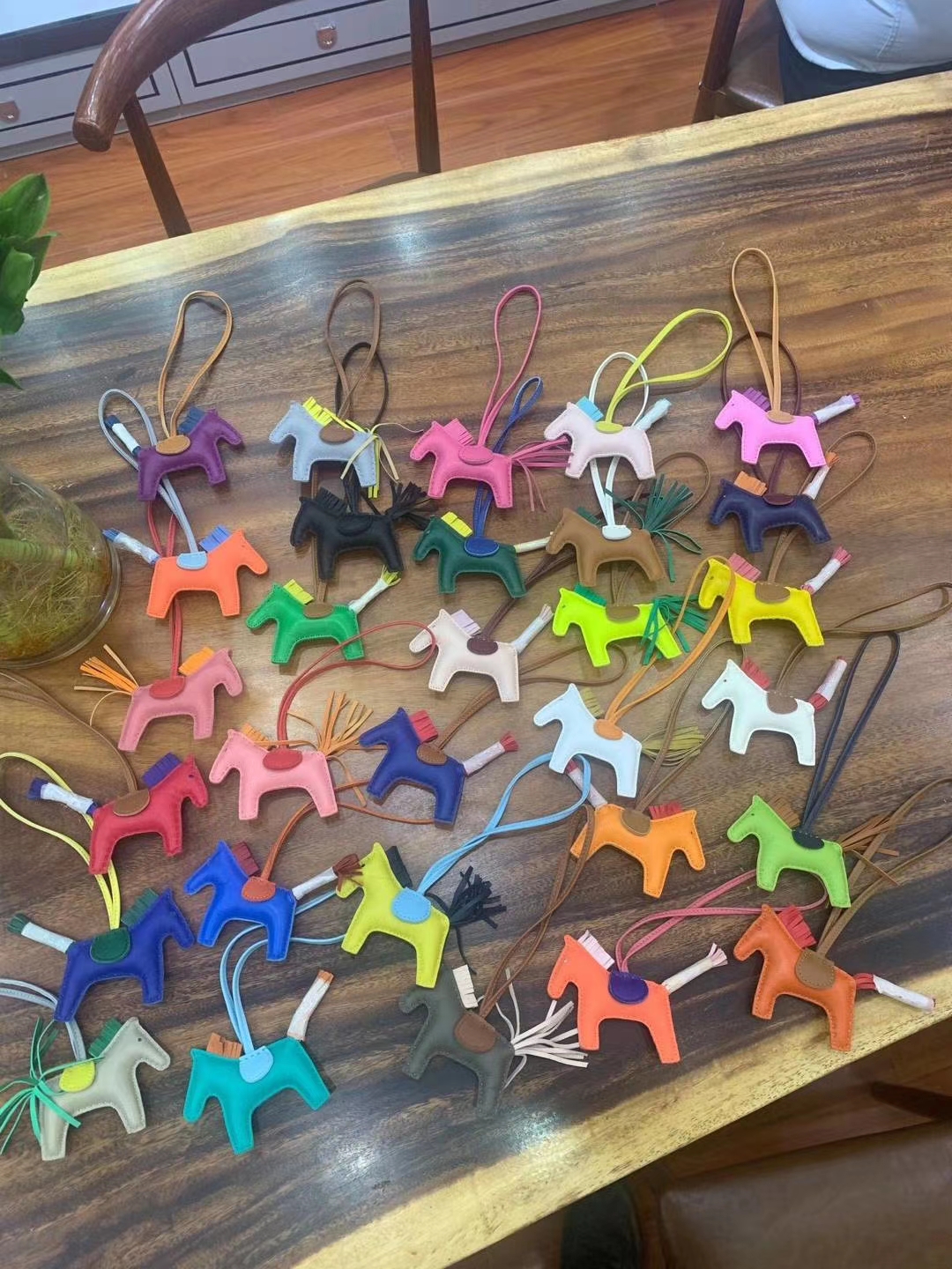 ที่ห้อยกระเป๋า hm charm รูปตัวม้า มีหลายสีสต๊อกเปลี่ยนตลอดสอบถามได้ค่ะ