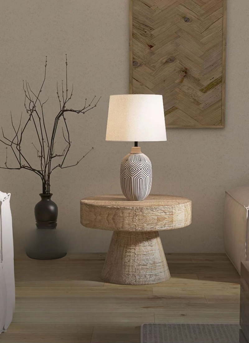 โคมไฟตั้งโต๊ะโป๊ะผ้าฐานเซรามิกวาดลวดลายเส้นเรขาคณิตสไตล์ Tribal โทนสีเรียบขาว-ดำ [DSK-147]