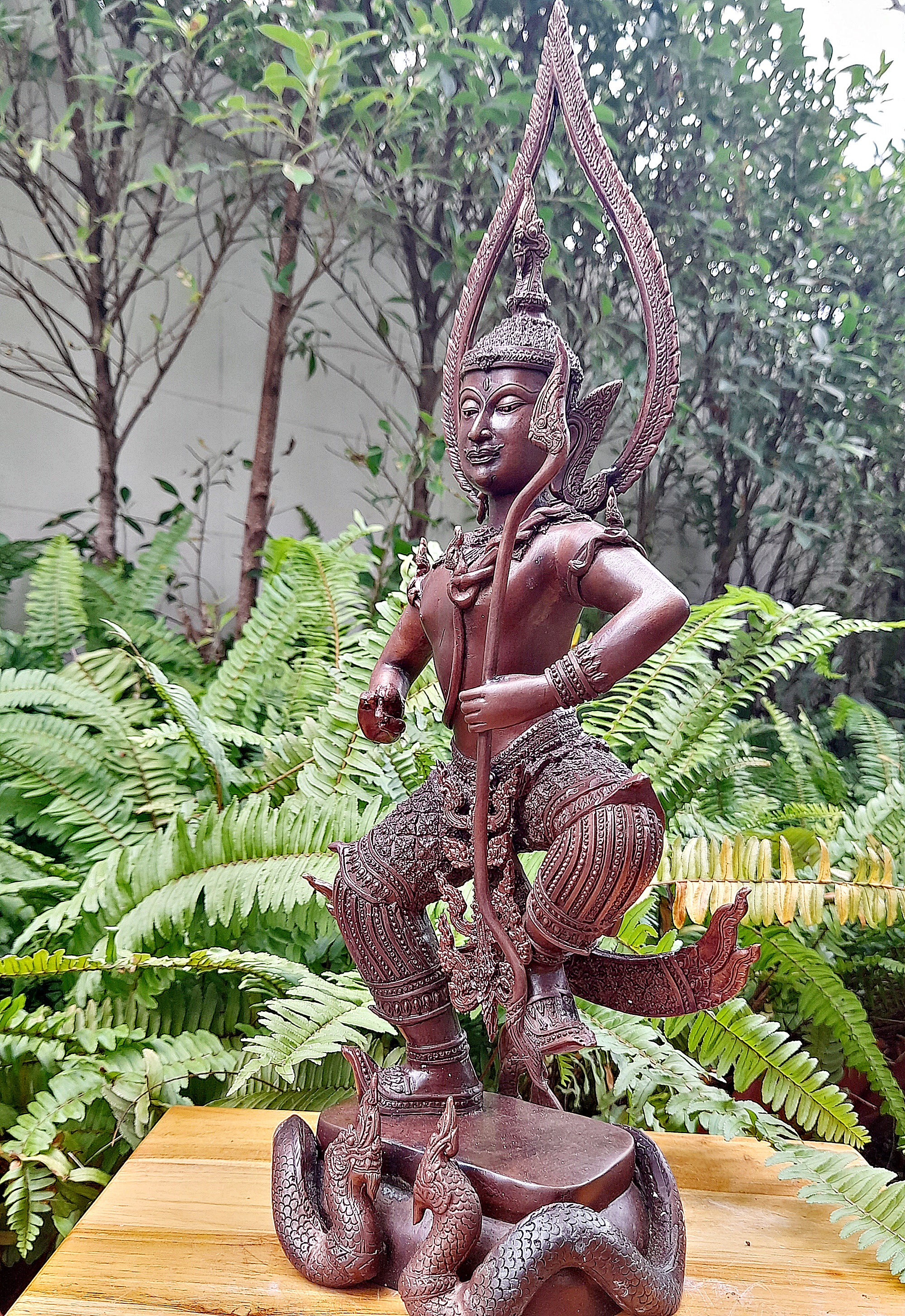 รูปหล่อ ท้าววิรูปักษ์ (อาวุธประจำกาย คันศรพญานาค+สังวารพญานาค ) ยืนประทับพญานาค (ผู้ปกครองและเป็นใหญ่ในเหล่าพญานาค มีบริวารเป็นเหล่าพญานาค) - (เทวดาระดับสูงชั้นจาตุมหาราชิกา มีตำแหน่งเป็น1ใน4 ของท้าวมหาราช) เนื้อทองเหลือง ผิวน้ำตาลเข้ม (ขนาดใหญ่ตั้งบูชา ส