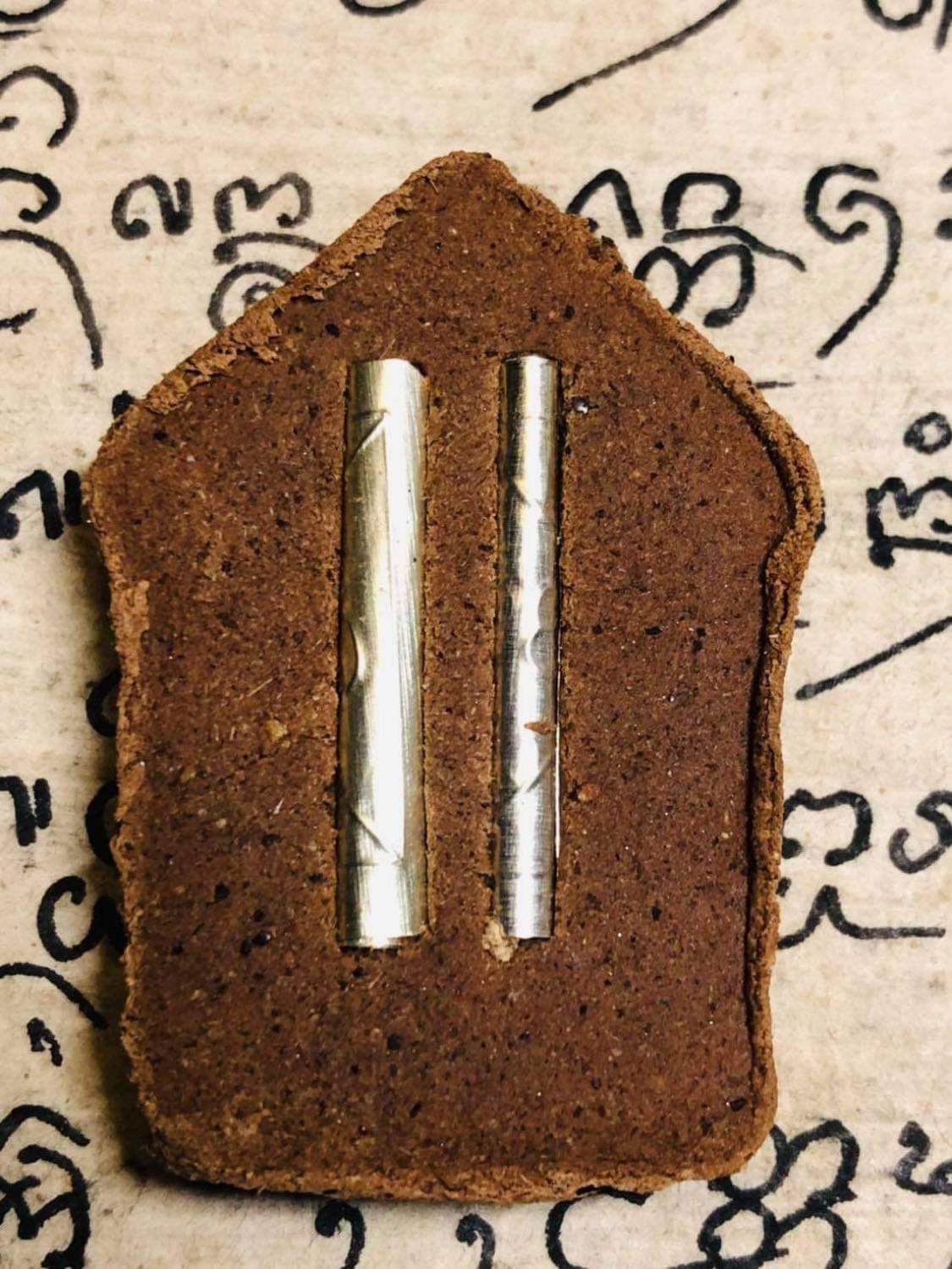 แม่นางตะเคียน(แม่นางมั่น) เนื้อผงมวลสารผสมเนื้อไม้ตะเคียนแท้ ฝั่งตะกรุด2ดอก #ปลุกเสกแล้ว #รับประกันแท้