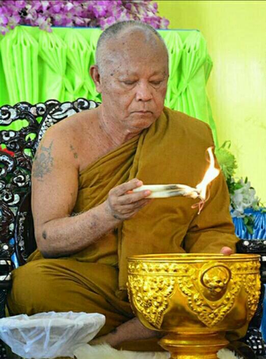 พระสมเด็จปรกโพธิ์ 9ใบ พิมพ์ใหญ่ หลังพระแม่ธรณี เนื้อผงอิธิเจแก่น้ำมัน (ชุดพิเศษ ชุดกรรมการ ปิดทองนำฤกษ์) หลวงพ่อกวย วัดโฆสิตาราม รุ่นแรงครู 2560 (พร้อมเลี่ยมกันน้ำ ใส่กรอบเงินแท้ ลาย หัวสิงห์ ลงยา ลายสุโขทัย ชุบทอง) #รับประกันแท้