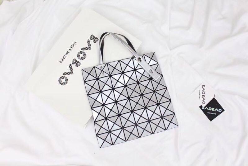 พร้อมส่ง กระเป๋า issey 6*6 มีหลายสีสอบถามได้ค่ะ