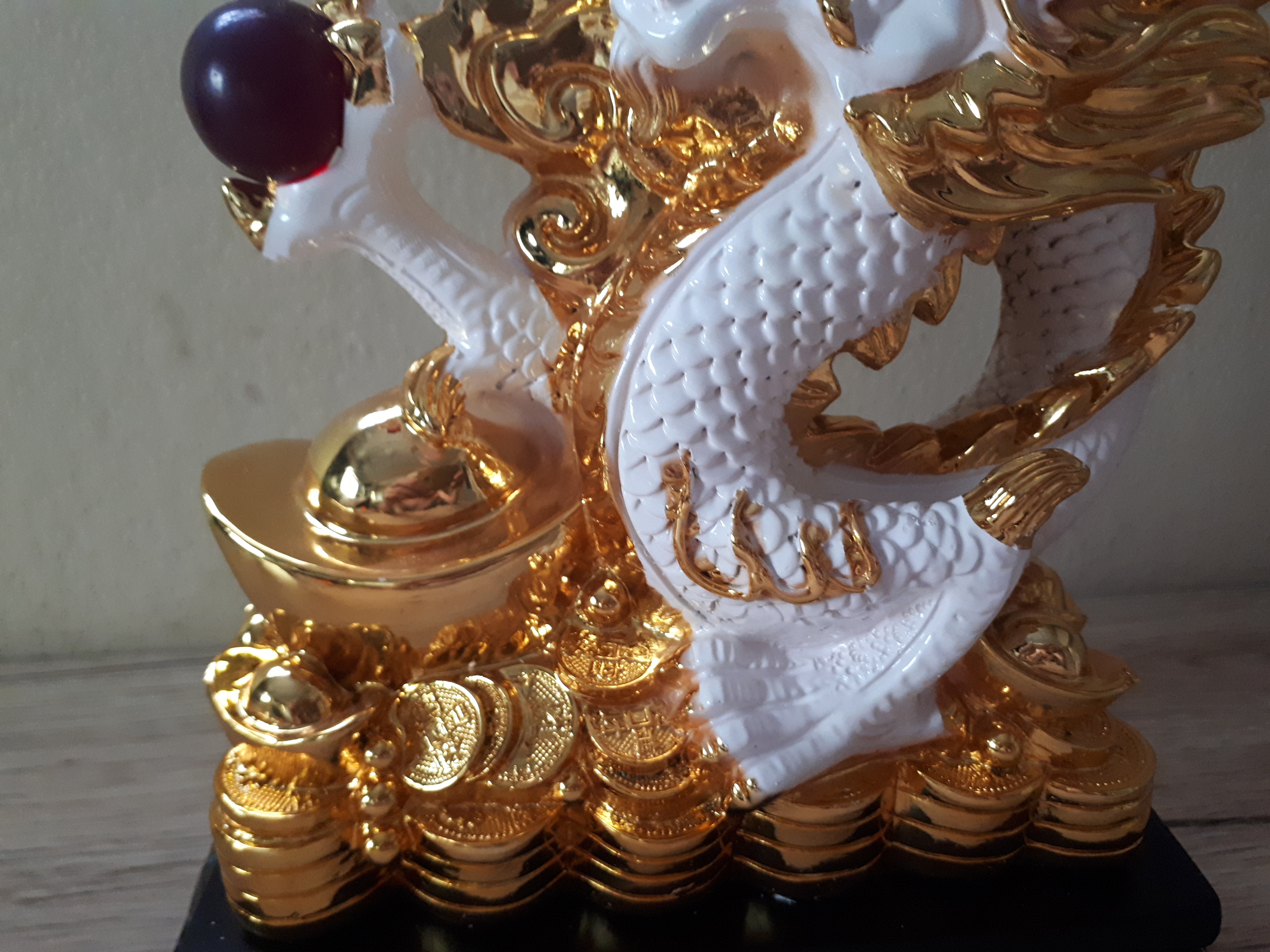 รูปหล่อ มังกรขาว สลับสีทอง ถือลูกแก้วแดง บนกองทอง เนื้อเรซิ่นเหลือบสี (สูง14นิ้ว กว้าง8นิ้ว ลึก4.5นิ้ว)