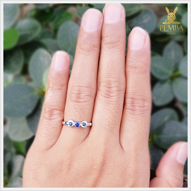 แหวนไพลินเมืองกาญแท้ 3 เม็ด ดีไซน์รูปโบว์เล็กน่ารักๆ เงินแท้ ชุบทองคำขาว แหวนพลอยแท้