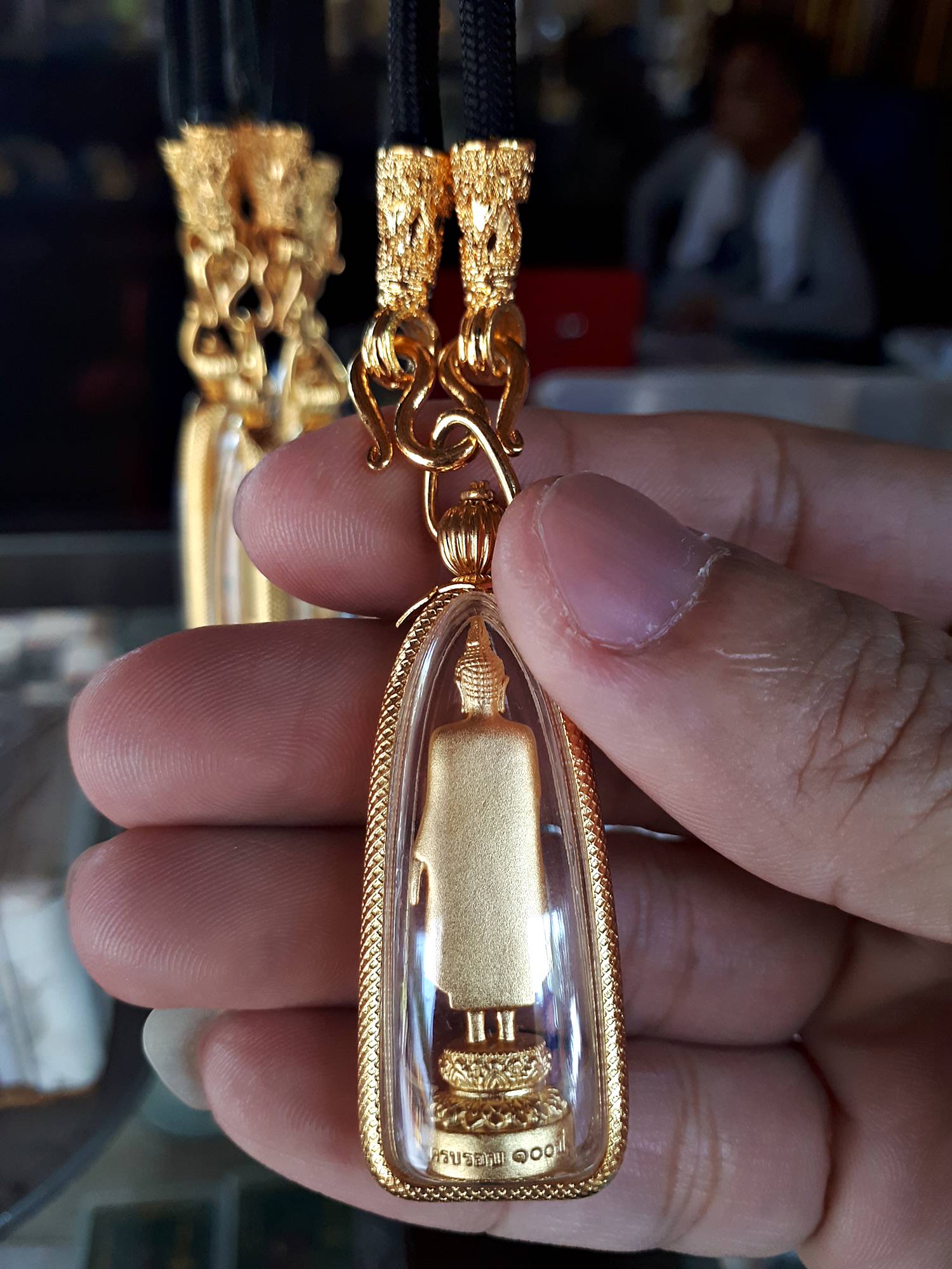 พระร่วงโรจนฤทธิ์ (พระพุทธ ปางประทานพร) เนื้อชุบทอง พร้อมเลี่ยมกันน้ำกรอบชุบทอง พร้อมสร้อย