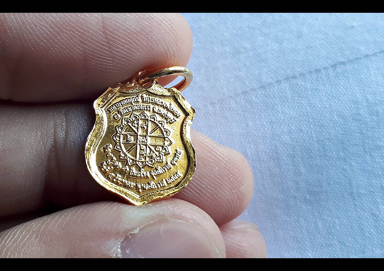 เหรียญหลวงพ่อทอง วัดเขาตะเครา (เหรียญเม็ดแตง จิ๋ว ทรงโลห์) เนื้อกระไหล่ทอง ลงยาสีแดง ปี2555-2556 (ออกจากปลุกเสกแล้วจากวัดเขาตะเครา)