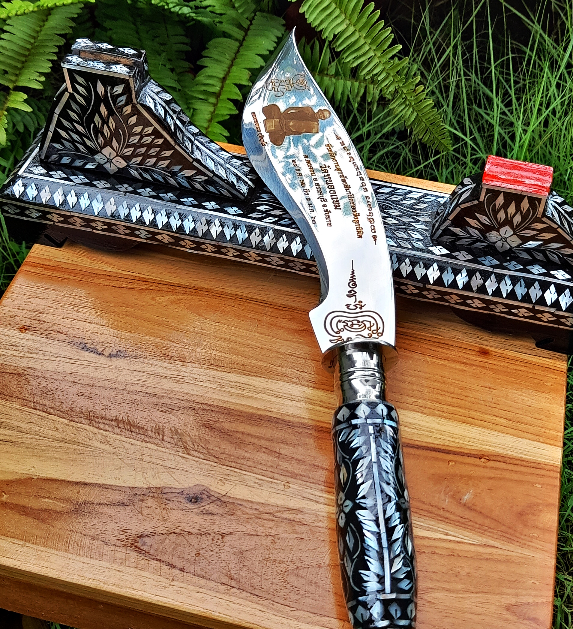 มีดหมอ (ตัดหวาย เล่มใหญ่ ขนาดตั้งบูชา) หลวงพ่อกวย วัดโฆสิตาราม ด้ามมุก พร้อมฐานมุก (ยาว9นิ้ว) ปี2562-2563 #รับประกันแท้ #ปลุกเสกวัดหนองแขม