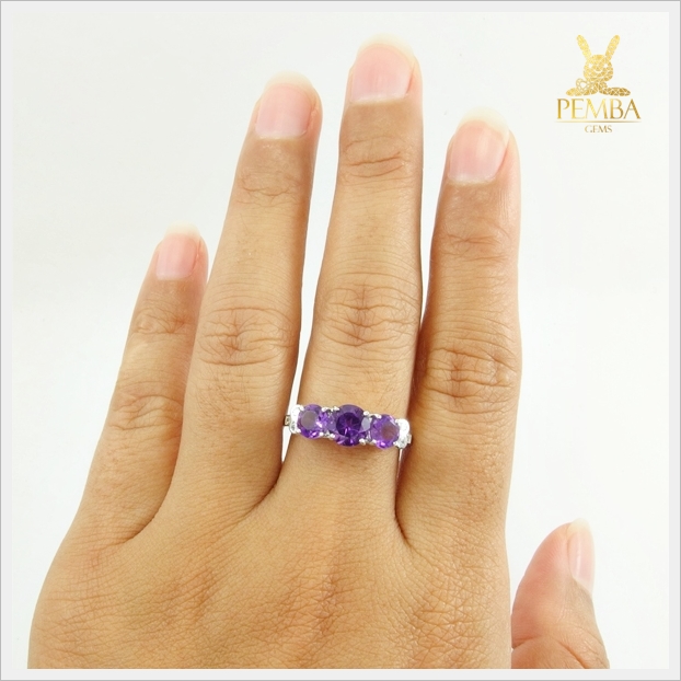 แหวนอเมทิสต์แท้ สวยเก๋เรียง 3 เม็ด เสริมความคิดสร้างสรรค์ แหวนพลอยแท้