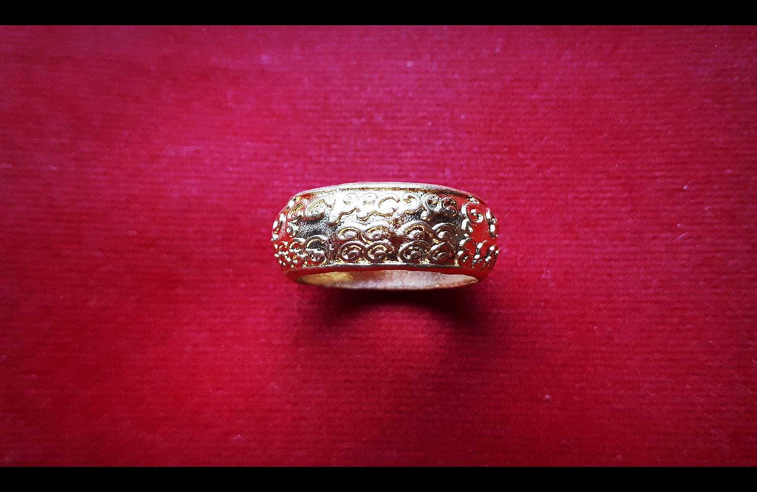 แหวน เสน่ห์มอญ เนื้อชุบทอง (ขนาดเส้นผ่าศูนย์กลาง 2ซม) ปี2555 - พระอาจารย์หนุ่ม (สมัย วัดบางแวก) (อ.ประคอง รุ่นเจริญ ร่วมปลุกเสก)