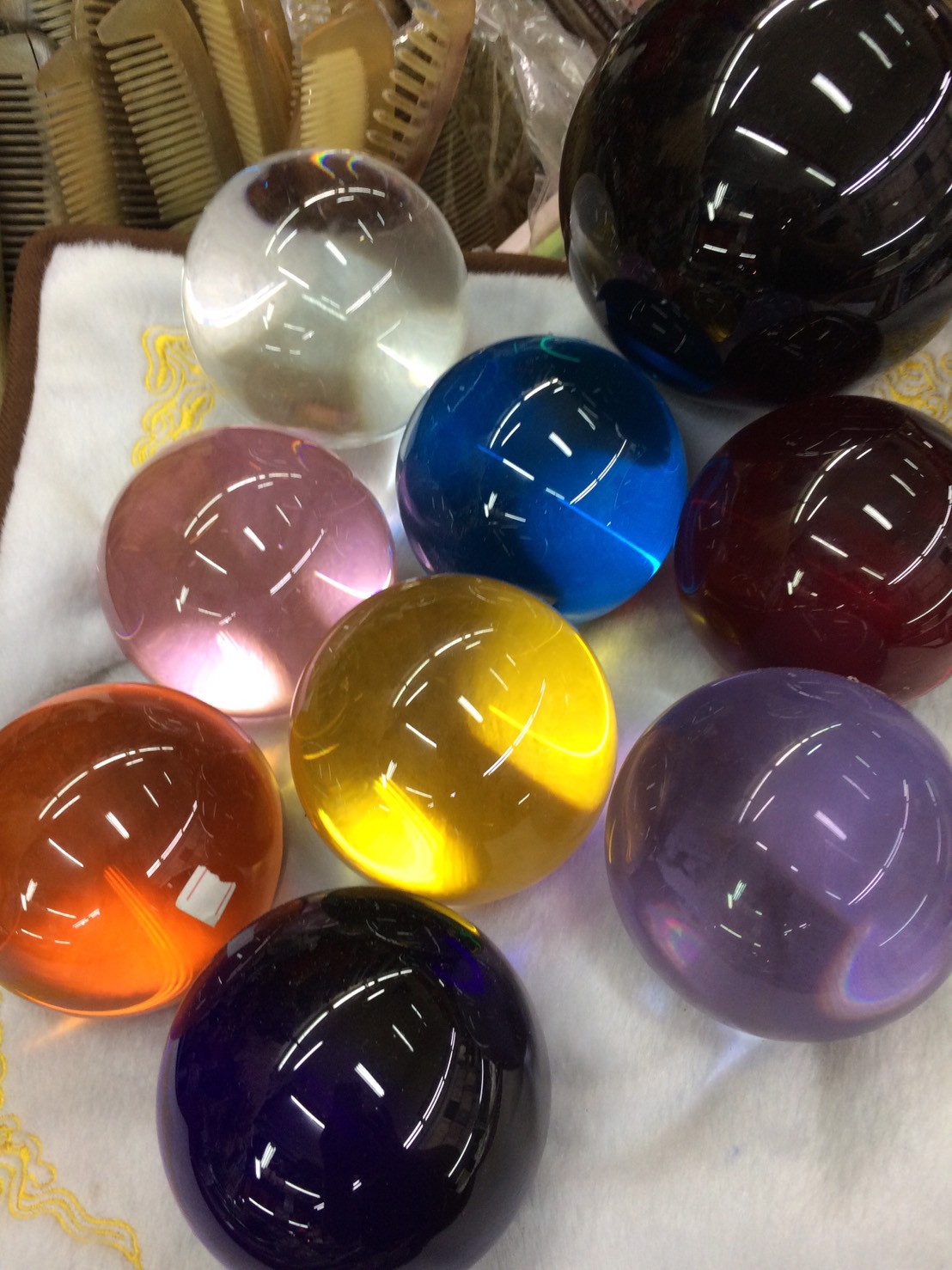 ลูกแก้ว 5 นิ้ว (13 เซนติเมตร ซม. CM) คละสีต่างๆ สีเขียว สีชมพู่ สีฟ้า สีน้ำเงิน สีแดง สีดำ สีใส สีเหลือง สีส้ม สีม่วง พร้อมฐานวางรอง
