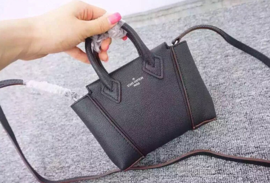 กระเป๋า lv mini nano lockit 19 cm มีหลายสี สีดำ ชมพู แดง