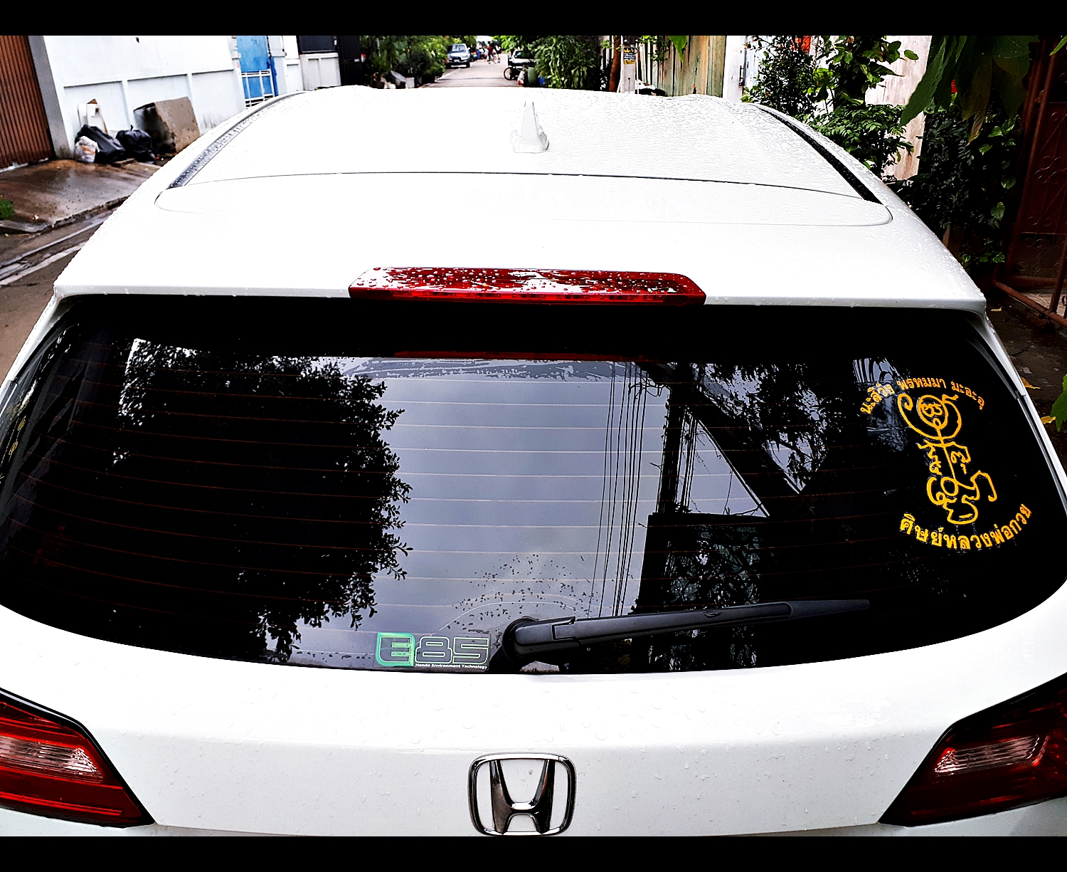 สติ๊กเกอร์ ยันต์ครู (สะท้อนเรืองแสงในที่มืด) (ติดรถยนต์ ติดกระจก) หลวงพ่อกวย วัดโฆสิตาราม (ยันต์ประจำองค์) ( ปลุกเสกแล้ว ขนาด 7.5 x 8 นิ้ว ) #รับประกันแท้