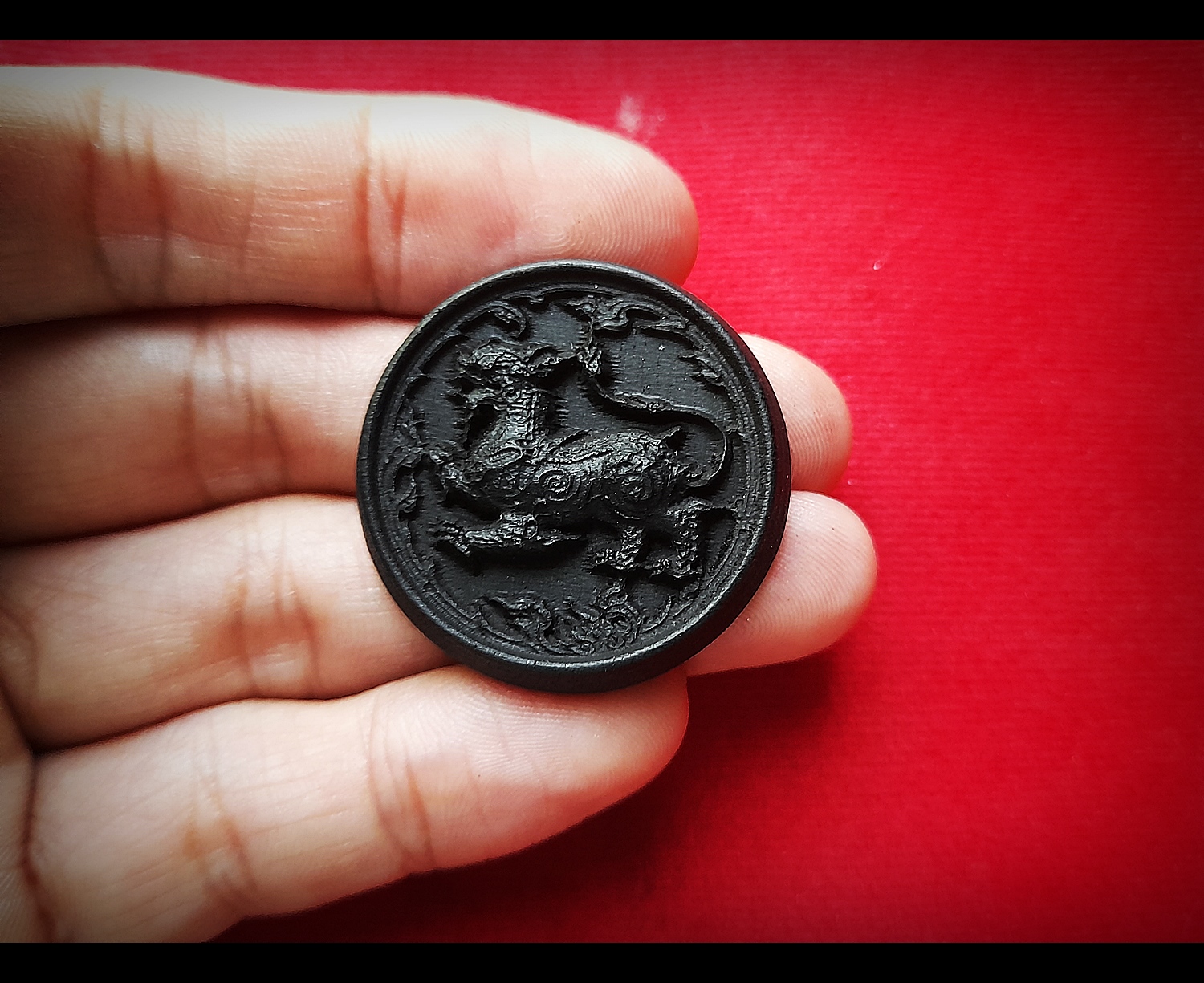 สิงห์ มหาราช (ไม้งิ้วดำแท้) ปี2563 #ปลุกเสกแล้ว #รับประกันแท้ - (ปลุกเสกสายหลวงพ่อเดิม วัดหนองโพธิ์) (พุทธคุณมหาอำนาจ ด้วยกำลังของพ่อ)