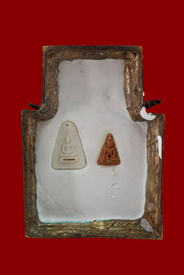 รูปหล่อ สมเด็จพระเจ้าตากสินมหาราช นั่งบัลลังถ์ เนื้อทองเหลืองรมดำ