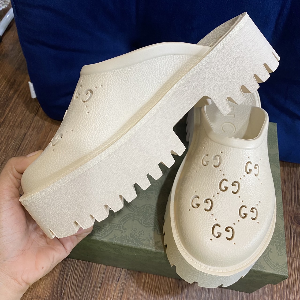 รองเท้าแตะ gc rubber mules สีขาวและสีดำ