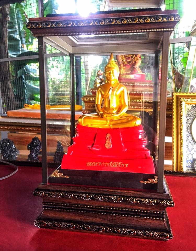 ตู้กระจก ตู้โชว์ ครอบใส่ พระ (มีไฟส่องสว่าง) (ขนาด สูง14นิ้ว ลึก8นิ้ว กว้าง10นิ้ว) - (งานสั่งทำพรีออเดอร์ใช้เวลา 4-5วัน)