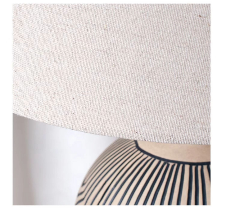 โคมไฟตั้งโต๊ะโป๊ะผ้าฐานเซรามิกวาดลวดลายเส้นเรขาคณิตสไตล์ Tribal โทนสีเรียบขาว-ดำ [DSK-147]