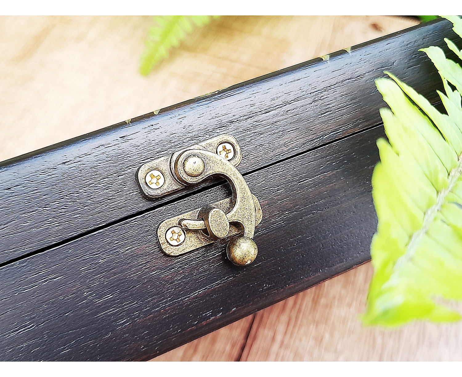 กล่อง หีบตลับกลัก เนื้อไม้สัก วาดลายดอกบัวขาว(งานฝีมือ) (ก9×ย18×ส5ซม) (ความหนาเนื้อไม้ 10มิล) - (ใส่เก็บของต่างหรือวัตถุมงคล แนวคลาสิคโบราณ วินเทจ Vintage แต่งบ้าน แต่งร้าน)