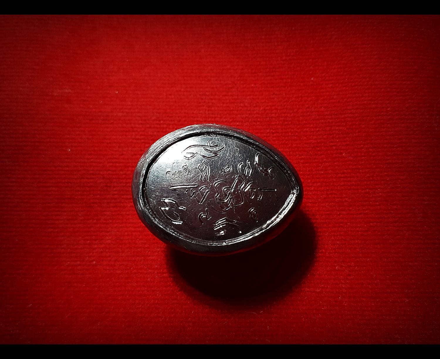 เบี้ยแก้ (เบี้ยหุ้มด้วยแผ่นตะกั่วจารเขียนอักขระด้วยมือท่านเอง) - หลวงพ่อตี๋ วัดหูช้าง (ตอกโค๊ต ต.ใบโพ และ โชคดี)