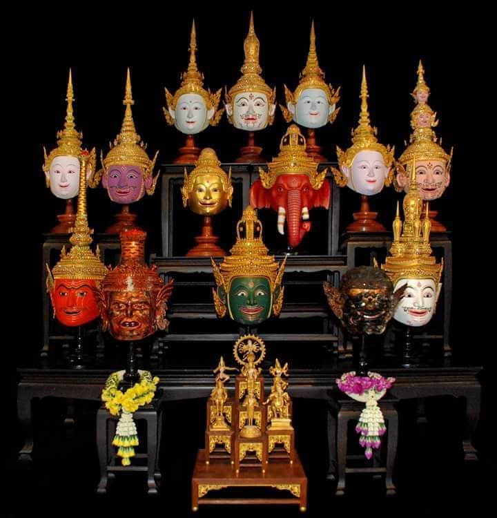 รูปภาพ ชุดหัวโขน ศรีษะครู แทนครู ขนาด16x20นิ้ว (ท่านอาจารย์พราหมณ์โชดก นำเข้าพิธีใหญ่ในงานไหว้ครู 2561)