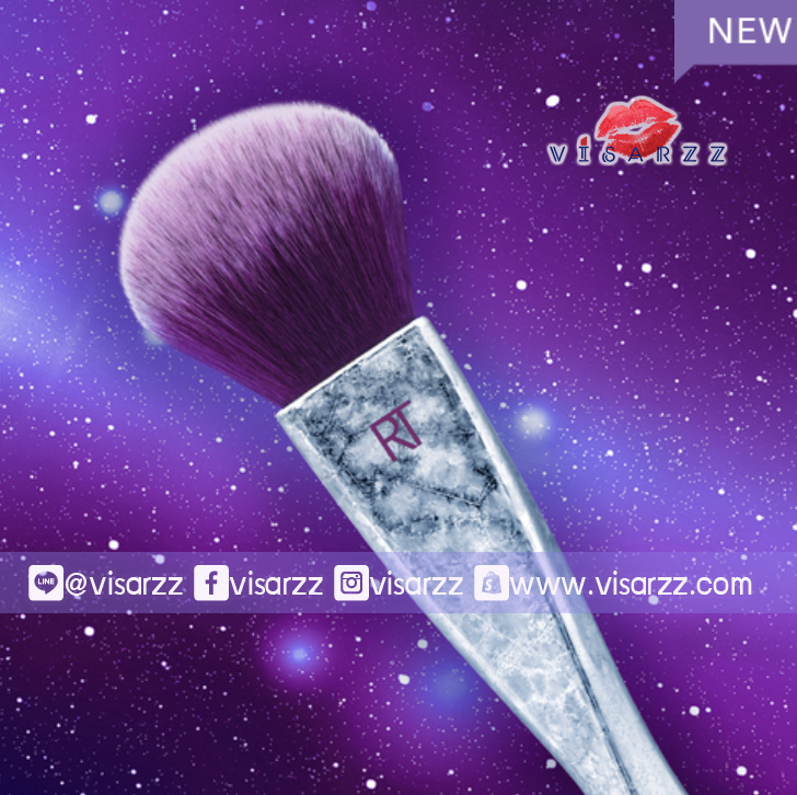 Real Techniques Brush Crush Volume II 300 Powder Brush Limited Edition แปรงรุ่นลิมิเต็ด ด้วยรูปทรงและสีสันสุดหรู ด้ามแปรงสีเงินระยิบระยับและขนแปรงสีม่วงสุดหรู