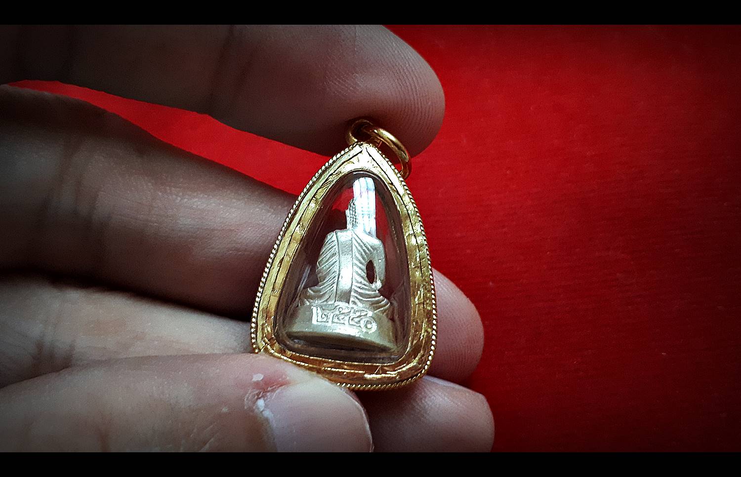 รูปหล่อ พระปัจเจกพระพุทธเจ้า รุ่นแรก เนื้อเงิน แท้ (ขนาด ห้อยคอ ลอยองค์ 1ซม) (พร้อมเลี่ยมกันน้ำ กรอบเงินแท้ ชุบทองแท้) ปี2550 - หลวงพ่อเล็ก วัดท่าขนุน