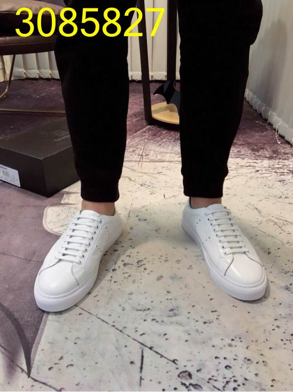 given men แบบอีกเยอะกดดูด้านในค่ะ size 38-44 ,45-46 มีบางแบบ