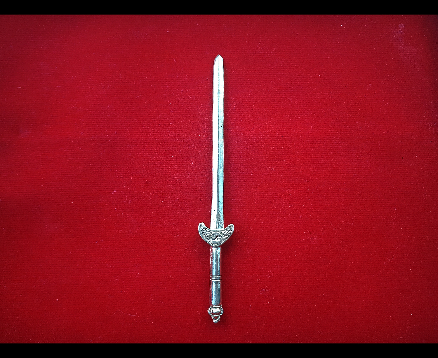 รูปหล่อ เซียนแปะ วัดศาลเจ้า ถือ กระบี่และแส้ ล้างอาถรรพ์ (ขนาด 8.9นิ้ว) (สร้างตามจำนวนที่สั่งจอง) เนื้อโลหะชนวน ฐานบรรจุผงมวลสารฟ้าประทานพร ปี2561 #รับประกันแท้ - หลวงพี่เก่ง วัดท่าเสา ปลุกเสก