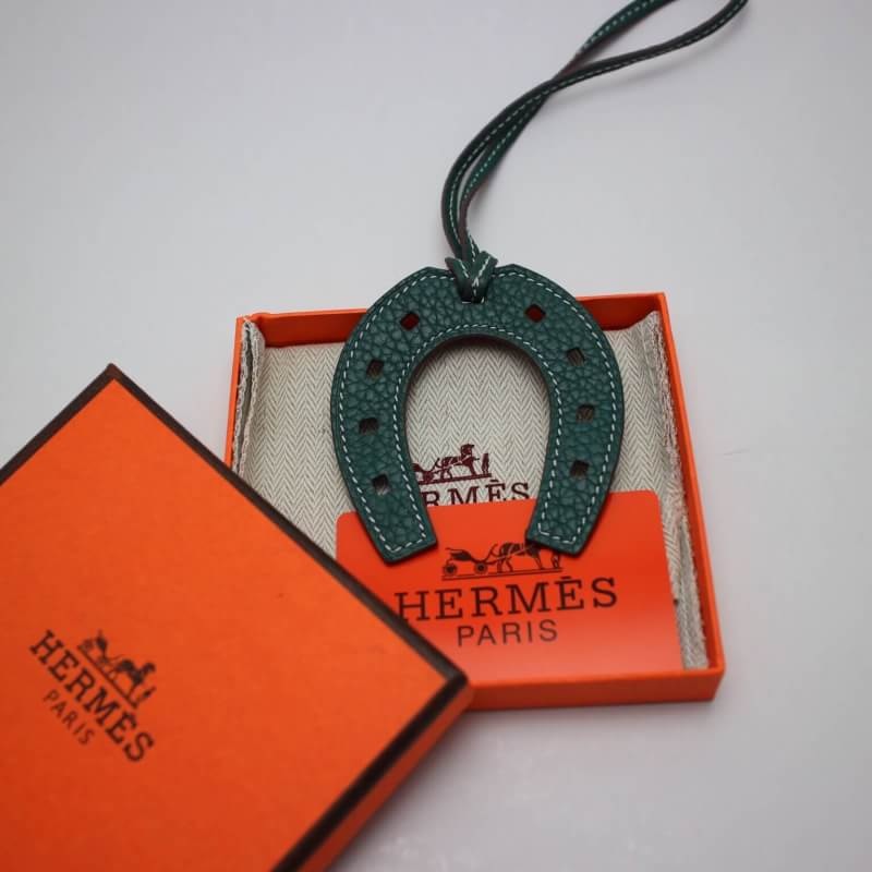 ที่คล้อง ที่ห้อย กระเป๋า hm togo leather รูปเกือกม้า มีหลายสี สต๊อกเปลี่ยนตลอดสอบถามได้ค่ะ