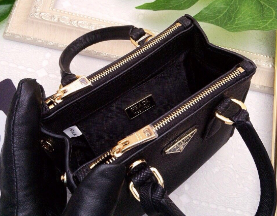 กระเป๋า pd saffiano double zip mini crossbody สีดำ