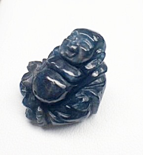 Carving Blue Sapphire พลอยไทย บางกะจะ แกะสลัก รูปพระสังกัจจายน์ หนัก 40.46 กะรัต สีน้ำเงินเข้ม แต่ไม่ดำค่ะ เนื้อพลอยแตกทั้งเม็ดค่ะ ผิวเรียบเนียนค่ะ