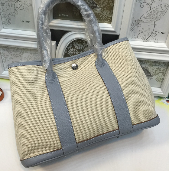 กระเป่า hm garden party leather + canvas 30 cm ตอนนี้มีแต่งานสั่งทำราคาหลักหมื่นสอบถามได้ค่ะ