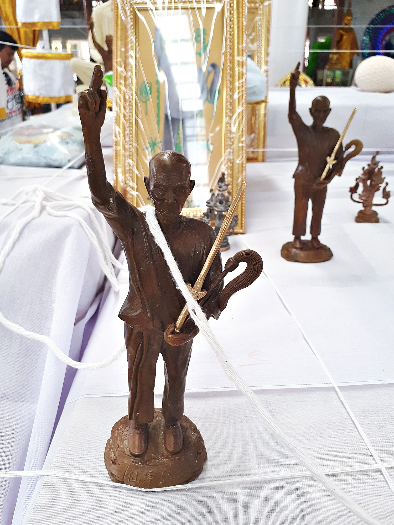 รูปหล่อ เซียนแปะ วัดศาลเจ้า ถือ กระบี่และแส้ ล้างอาถรรพ์ (ขนาด 8.9นิ้ว) (สร้างตามจำนวนที่สั่งจอง) เนื้อโลหะชนวน ฐานบรรจุผงมวลสารฟ้าประทานพร ปี2561 #รับประกันแท้ - หลวงพี่เก่ง วัดท่าเสา ปลุกเสก