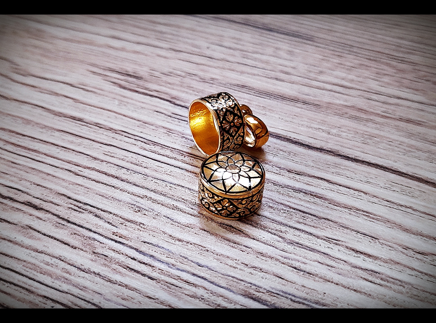 รับสั่งทำ ปลอกฝา ตะกรุด เนื้อเงิน ถมทอง ชุบทอง ลงยา ลายไทย ดอกพิกุล แกะมือ (ราคาขึ้นกับขนาด) (ใช้เวลา 2-3สัปดาห์)