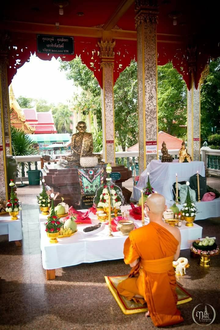 พระกริ่งสะท้านไตรภพ เนื้อเงินแท้(ใช้ชนวนเนื้อเงินล้วนๆที่หล่อพระพุทธปางลีลาประทานพรองค์จริง) เสาร์๕ ปี2563 (รุ่นแรก ที่บรรจุเกศา หลวงพ่อเล็ก และ พระบรมสารีริกธาตุของแท้) #รับประกันแท้ - หลวงพ่อเล็ก วัดท่าขนุน