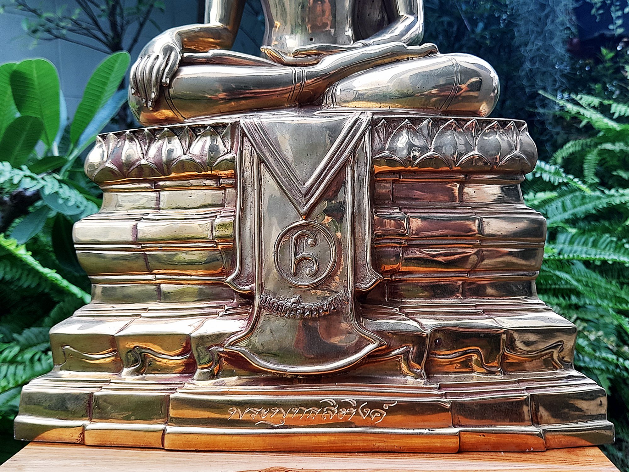 รูปหล่อ พระพุทธสิหิงค์ นิรันตราย ฐานยันต์นอโม เนื้อทองเหลืองขัดเงา (หน้าตัก9นิ้ว สูง18นิ้ว ฐานกว้าง14.5นิ้ว) วัดพระมหาธาต จ.นครศรีธรรมราช ปี2562 #รับประกันแท้