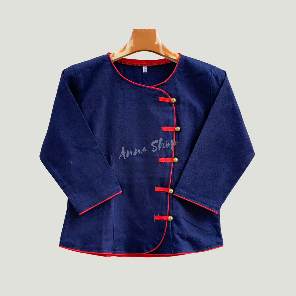 เสื้อผู้หญิงม่อฮ่อมเยื่อไผ่ คอกลมกุ้นผ้าโทเลสีแดงแขน3ส่วน ติดกระดุมลมควันสีทองแดง สไตล์คลาสสิก ดูดีมีเอกลักษณ์เฉพาะตัว
