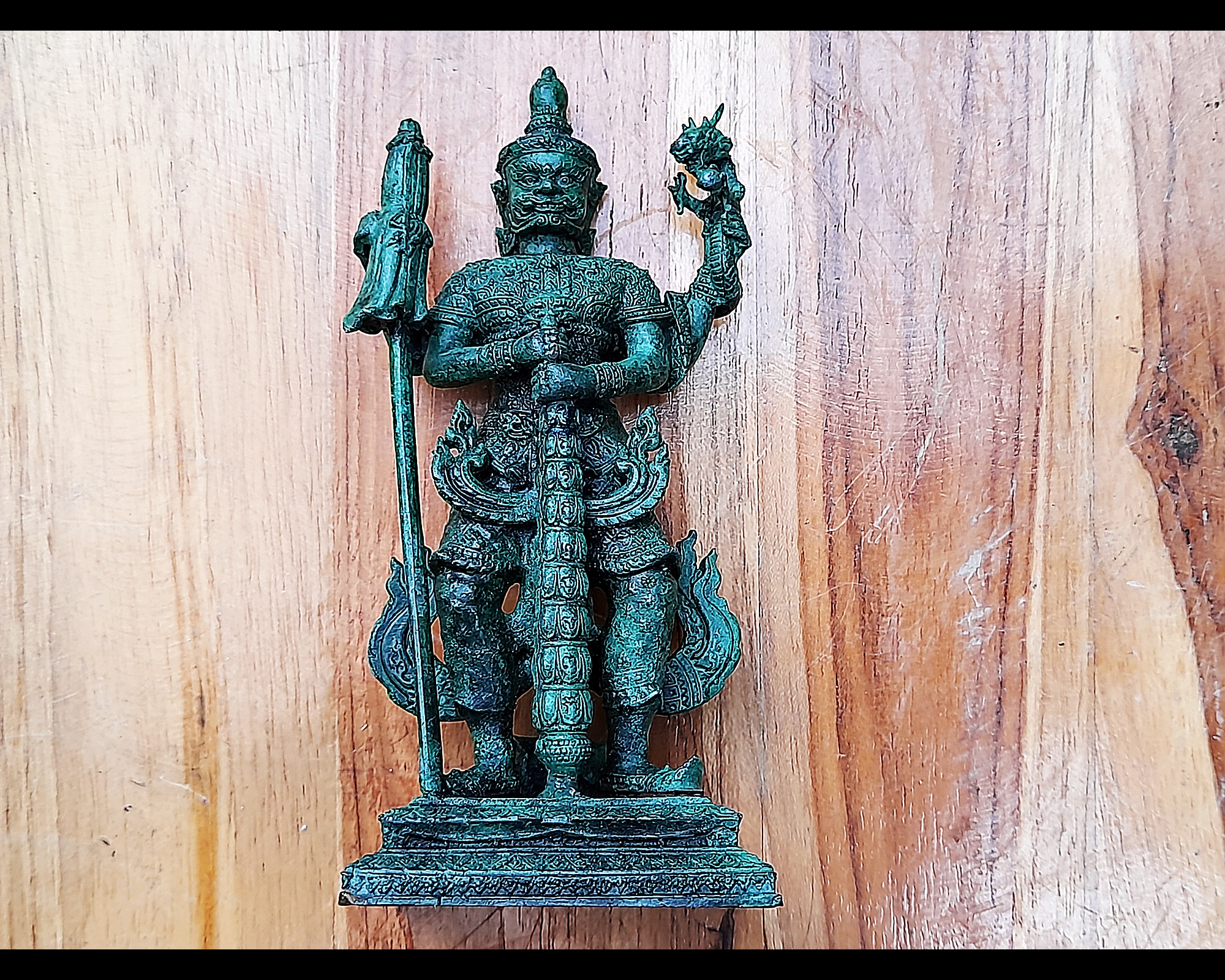 รูปหล่อ ท้าวเวสสุวรรณ 4กร (ร่ม ลูกแก้วมังกร ตะบอง) 3ขา เหรียบหีบสมบัติ คุมทรัพย์ เนื้อทองเหลือง สีเขียวเหนียวทรัพย์ ปี2555 #รับประกันแท้