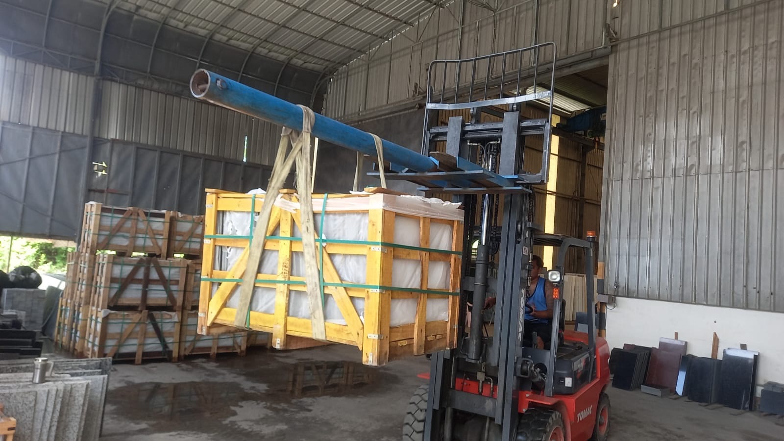 แกรนิตสีดำเกล็ดทอง ขนาด60x60ซ.ม.