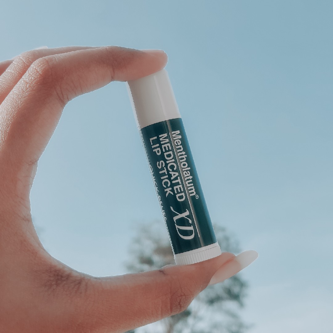 (แพคคู่) Mentholatum Medicated Lip Stick XD ลิปบาล์มยอดนิยมจากญี่ปุ่น สูตร Quick Relief คือบรรเทาอาการแห้งแตกอย่างเร่งด่วน พร้อมฟื้นฟูให้ความชุ่มชื้นกับริมผีปาก ใช้ต่อเนื่องให้ความเรียบเนียนทาลิปติดทน