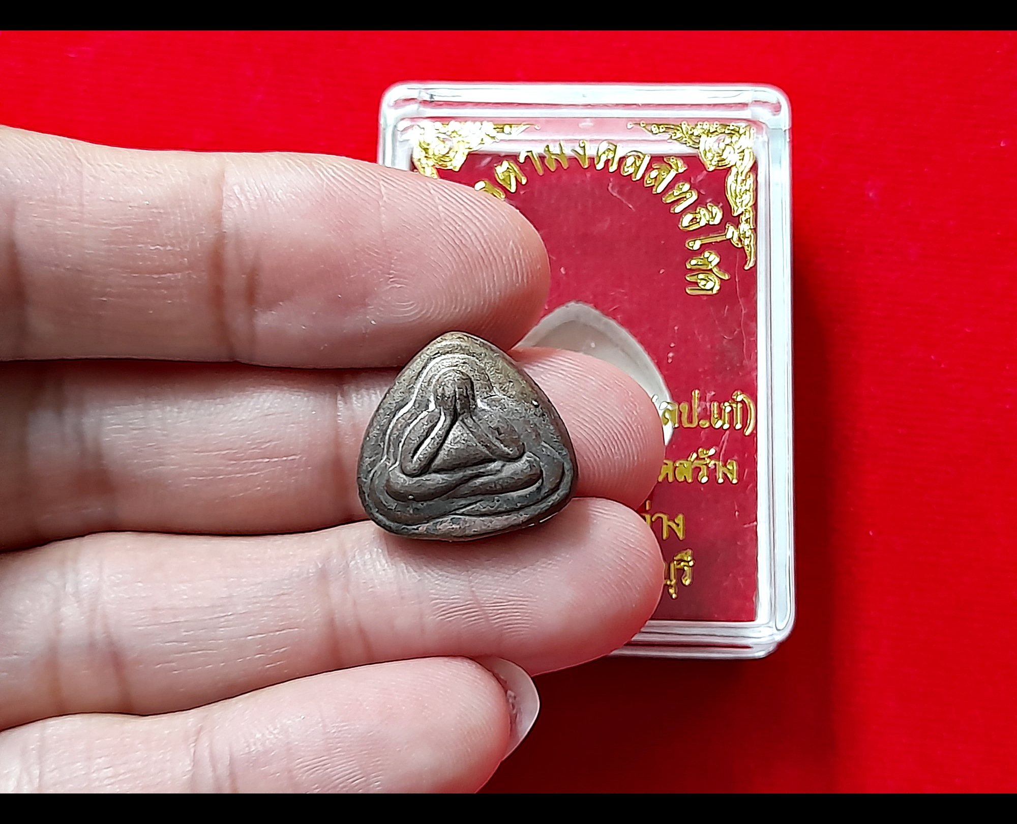 พระปิดตา (พิมพ์หลวงปู่ศุข วัดปากคลองมะข่ามเฒ่า) (หลัง ตอกโค็ดใบโพธิ์) เนื้อโลหะชนวน อุดบรรจุกริ่ง + ตะกรุด เนื้อชินตะกั่ว ถักเชือก ปี2553 #รับประกันแท้และทัน - ปลุกเสกโดย (หลวงปู่เก๋ วัดปากน้ำ / หลวงพ่อเพี้ยน วัดเกริ่นกฐิน / หลวงพ่อพูล วัดไผ่ล้อม / หลวงพ่