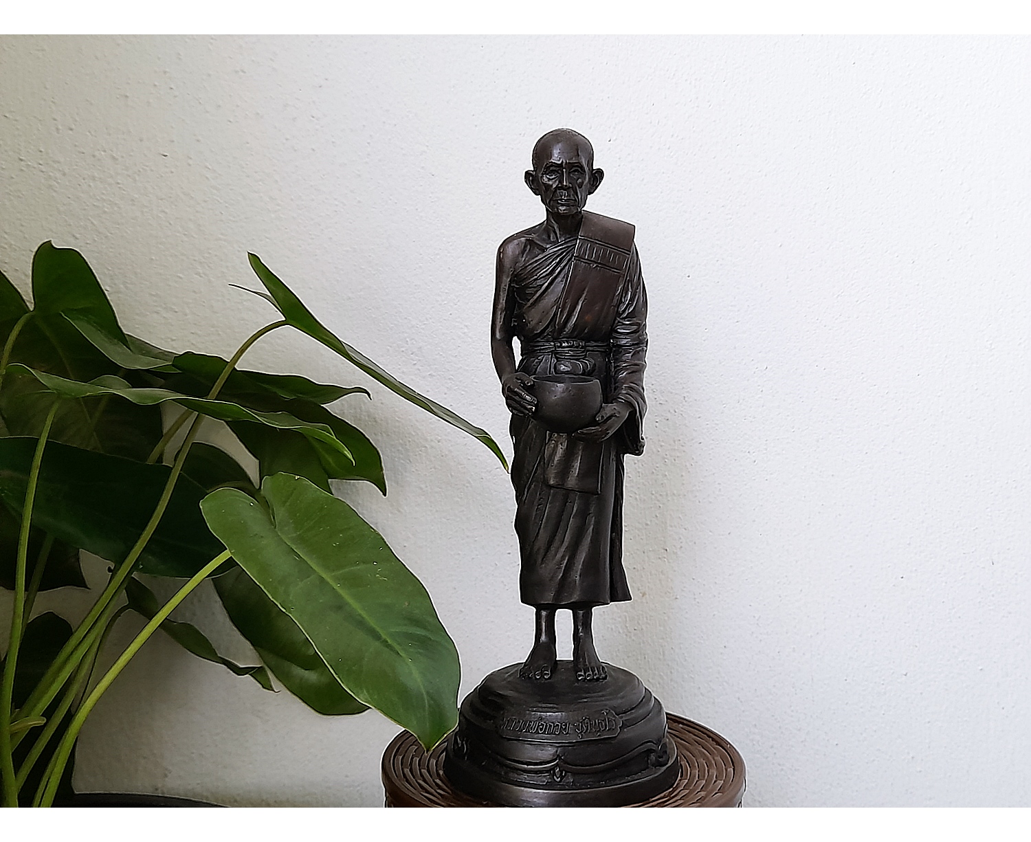 รูปหล่อ หลวงพ่อกวย วัดโฆสิตาราม(วัดบ้านแค) อุ้มบาตร ถือบาตร(มหาลาภ) (ขนาดบูชาสูง 9นิ้ว) เนื้อทองเหลืองโลหะ ฐานบรรจุมวลสารเก่าหลวงพ่อกวย ปี2561 งานกฐิน - #สร้างและปลุกเสกจากวัดโฆสิตาราม #รับประกันแท้