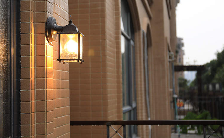 โคมไฟติดผนังโคมไฟติดระเบียงภายนอกสไตล์ยุโรปสีดำ ทรงสี่เหลี่ยมมีกระจก รุ่น [B7040-1]