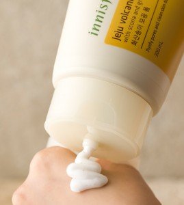 Innisfree Jeju Volcanic Pore Cleansing Foam 150mL คลีนซิ่งโฟมมีส่วนผสมของหินตะกรันภูเขาไฟ ช่วยดูดซับความมัน และทำความสะอาดรูขุมขนอย่างล้ำลึก