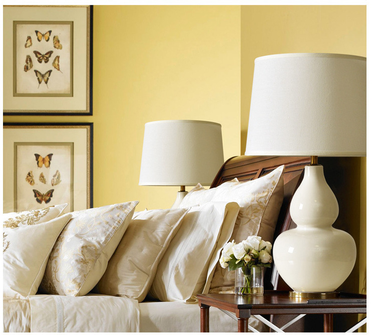 โคมไฟตั้งโต๊ะเซรามิกทรงน้ำเต้าฐานโค้งมนสองระดับสไตล์ Modern Classic สีขาวนวล โป๊ะผ้าโทนสีขาว [XG544]